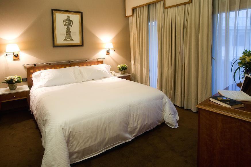 Hotel Palafox Zaragoza Exterior photo A bedroom at the hotel